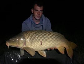 Osbáth Márk a Gersekaráti Sárvíz-tavon fogta a képen látható 9,8 kg-os pontyot. Gratulálunk!