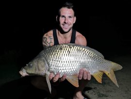 Sógorom születésnapja alkalmával,lejöttünk 2 napos horgászatra Magyarszecsődre. Fűszeres bojlira,kb 7-8 ora kivárás utan, megérkezett ez a szépség!