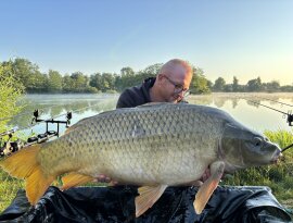 Sziasztok! Hétvègi behúzós horgászatra érkeztünk tesómmal, a pénteki hidegfront ígéretesnek tűnt, rengeteg kapásunk volt sok halat fogtunk 12kg-ig és szombat reggel 6 órakor érkezett ez a nagy hal amit a sógoromnak 1 hónapja sikerült 19,20 kg-val megfogni, nagyon örültünk ennek a fogásnak, nagyon eredményes hétvégét zártunk. A hal gyors fotózás, sebfertőtlenítés után visszanyertre szabadságát.