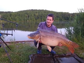 Horváth Balázs horgásztársunk a gersekaráti tavon horgászott június 10-től 13-ig és ez idő alatt sikerült jó pár pontyot fognia. A képen látható tőponty 15,25kg volt. Bojlival sikerült horogra csalni a halakat!