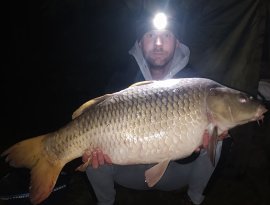 Stojcsics Ádám horgásztársunk fogta a Hársas-tavon ezt a szép, 18 kg feletti pontyot, melyhez gratulálunk!