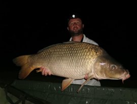 Porpáczi Tamás pénteki napon fogta a képen látható 11,2 kg-os tőpontyot a Magyarszcsődi tavon. A hal megörökítésében Sákovics Péter horgásztárs volt segítségére.  Gratulálunk!