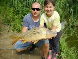 Füstőlős kapás feeder bottal!   Csali: 1 szem kukorica
A hal fotózás után úszott is tovább!