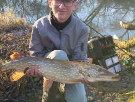 Ha már a Jézuska meghozta amire vágytam, apával úgy döntöttünk a mai szép idő alkalmas a kipróbálására. Ebéd után kilátogattunk a perinti tóra, ami meglepetésünkre be volt fagyva😊Mivel én nem szerettem volna hazajönni,apa elvitt a Pornóapátiban található pinka patakra. Pár műcsali kipróbálása után, sikeresen megfogtam èletem első csukáját, amit apa nem akart elhinni. Fényképünk elkészítése után,visszaengedésre került. Szuper élményben volt részem, az új felszerelésem beavatásra került😊