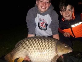 Este egy komotos húzós kapás sál érkezett, nem bírtam felhuzni a csonakbop úgy 30-45 perces farasztas után sikerült meg számolni, mikor még láttam"Ez életem hála lessz " Hát eltaláltam, hatalmas élmény volt, másoknak is kívánok sok ilyen sikert és élményt!